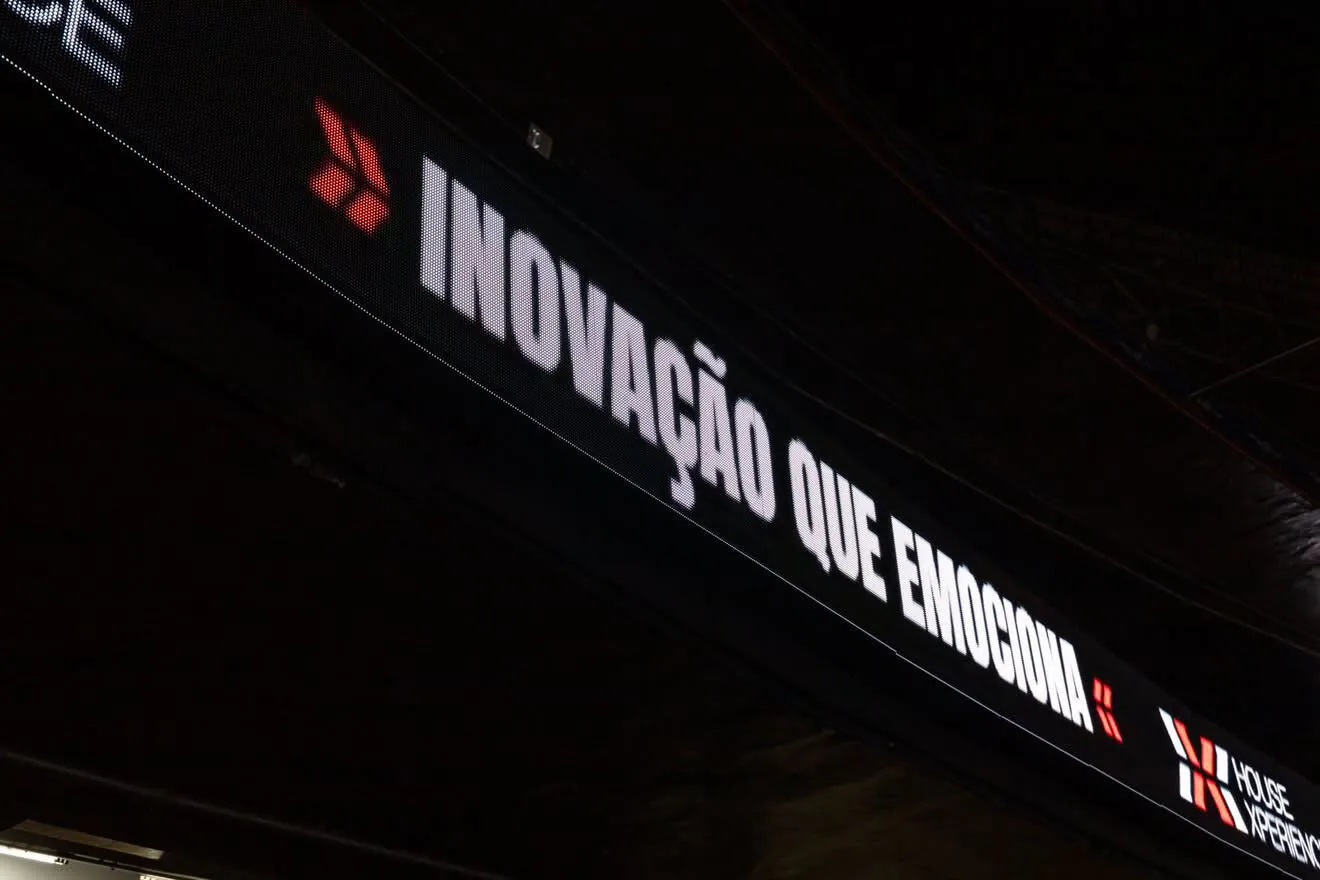 Close on the ring: Inovação que emociona in white on black