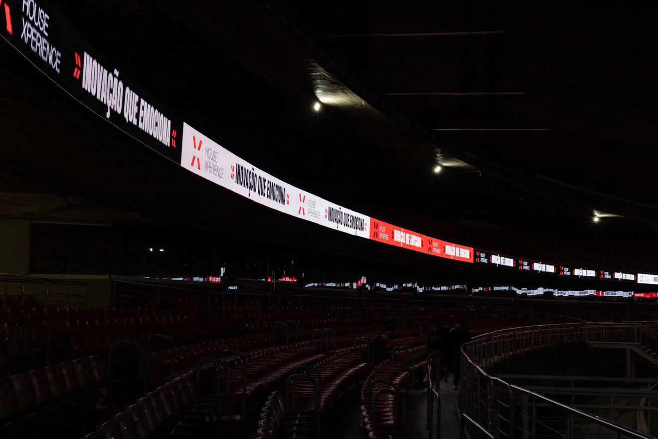 The LED ring running House Experience's line around the Morumbis at night, seen from the stands